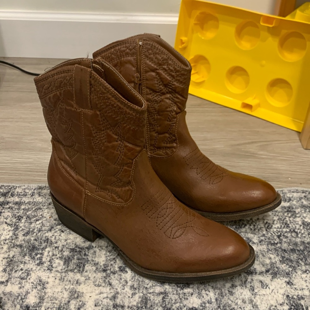 Women’s 8.5 short cowboy boots brown